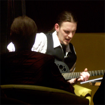 Der Künstler Jan Dober spielt ein Musikstück auf seiner Gitarre